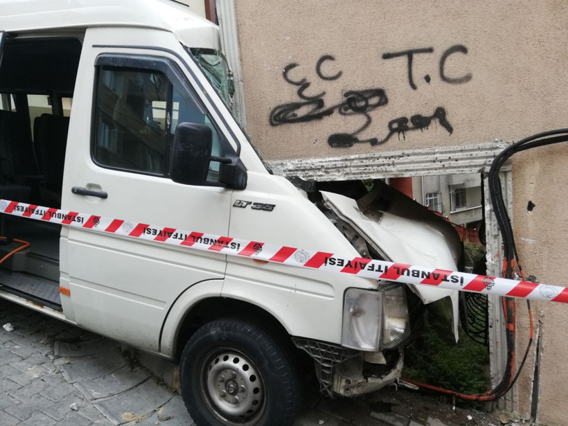 Kağıthane'de kontrolünden çıkan minibüs bina duvarına çarparak durdu! - Resim: 1