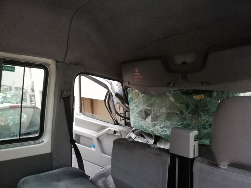 Kağıthane'de kontrolünden çıkan minibüs bina duvarına çarparak durdu! - Resim: 4