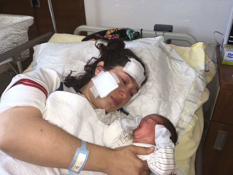 Kocası tarafından hastanede saldırıya uğramıştı! İşte duygusal anlar bebeğini kucağına aldı - Resim: 2