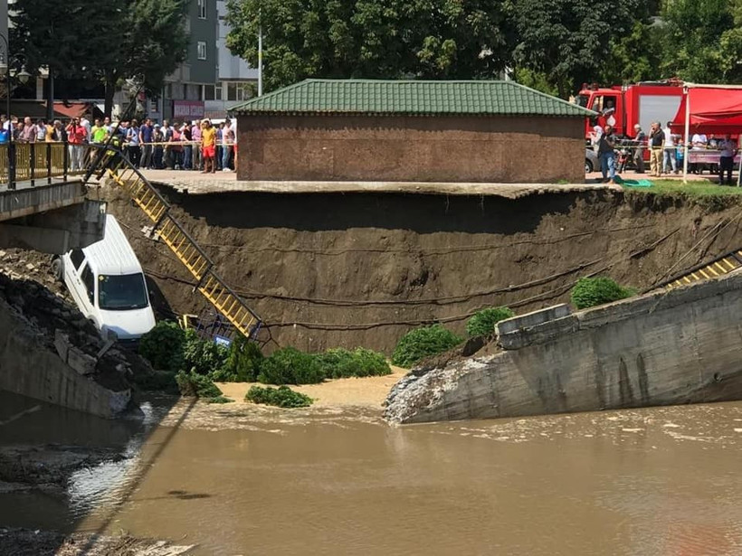 Samsun Terme'de yol çöktü araç içine düştü korkutan görüntü - Resim: 4