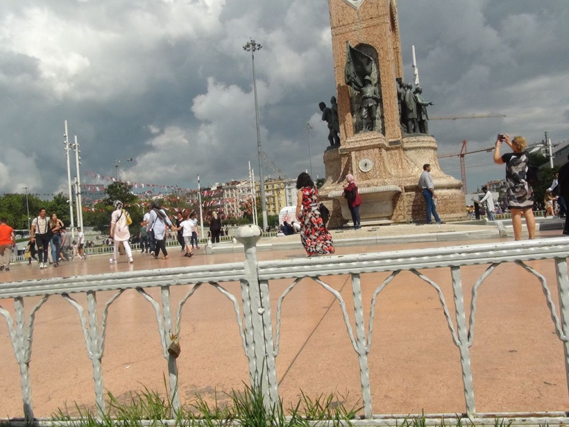 Taksim Meydanı'na yeni adet! Cumhuriyet Anıtı'na kilit vurdular dilek tuttular - Resim: 4