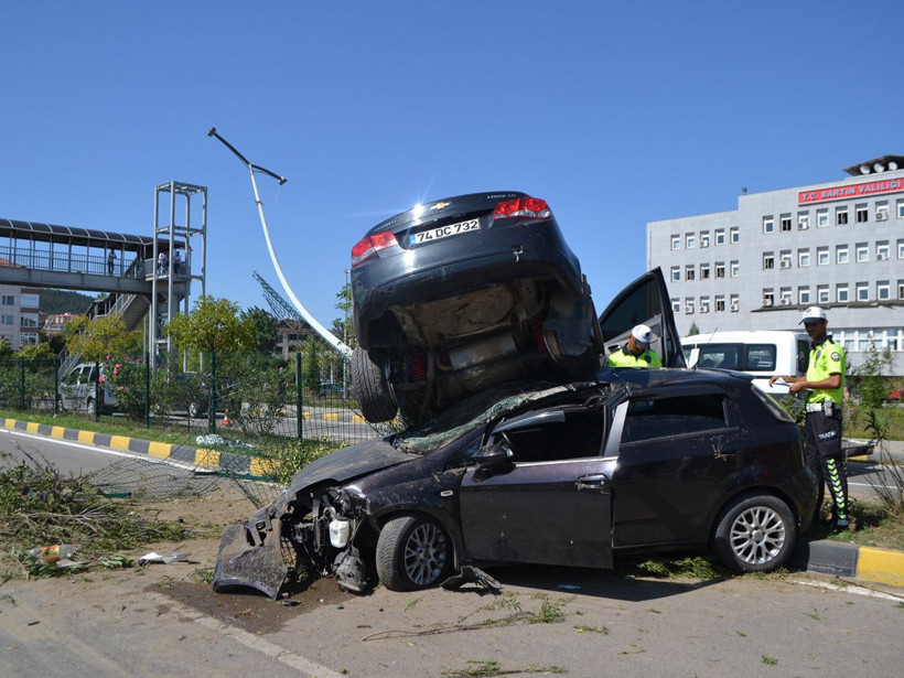 Bartın'da otomobiller üst üste çıktı 10 yaralı - Resim: 4