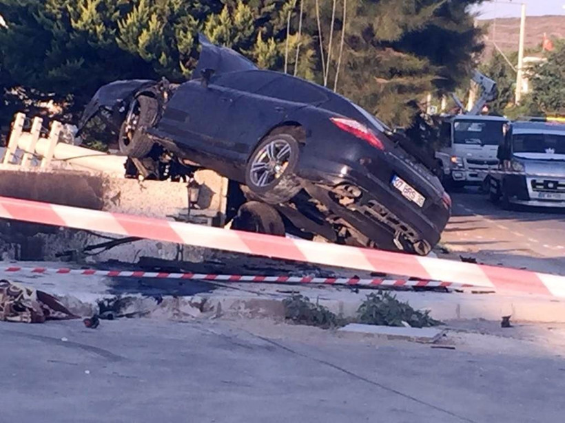 İzmir Çeşme'deki kazada lüks aracın ibresi 220'de kilitli kaldı - Resim: 2