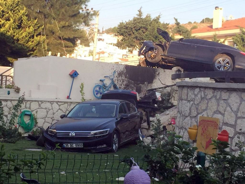 İzmir Çeşme'deki kazada lüks aracın ibresi 220'de kilitli kaldı - Resim: 3