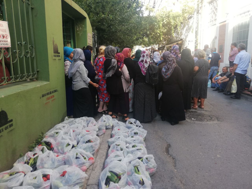 3 yıldır aynı yerde ihtiyaç sahiplerine sebze meyve dağıtıyorlar - Resim: 1