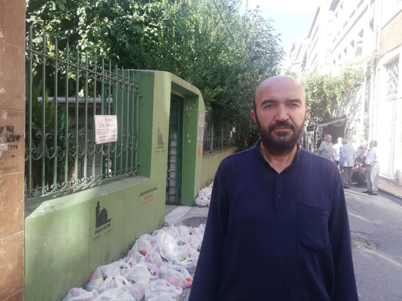 3 yıldır aynı yerde ihtiyaç sahiplerine sebze meyve dağıtıyorlar - Resim: 3