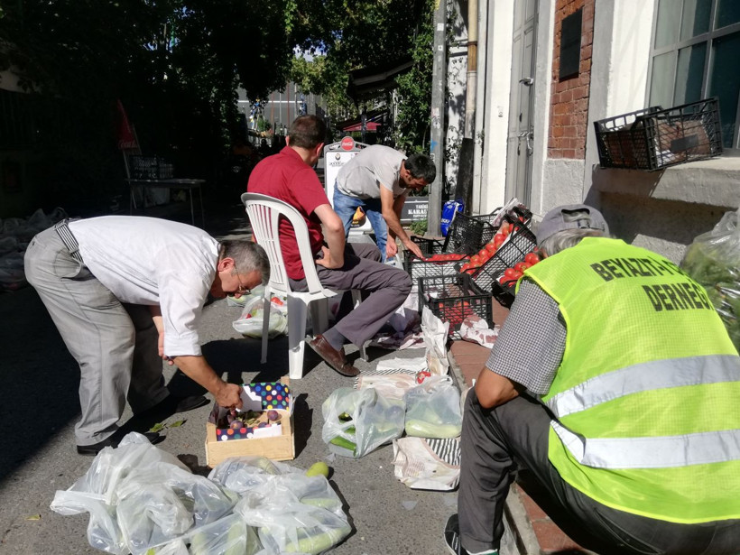 3 yıldır aynı yerde ihtiyaç sahiplerine sebze meyve dağıtıyorlar - Resim: 4