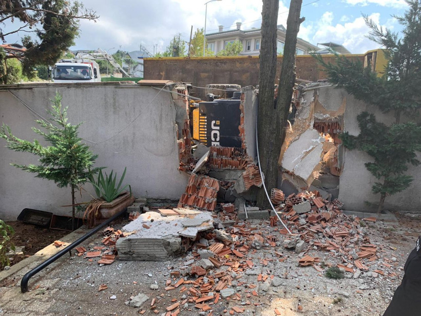 Üsküdar'da freni boşalan kamyon bahçe duvarına çarparak devrildi... - Resim: 4