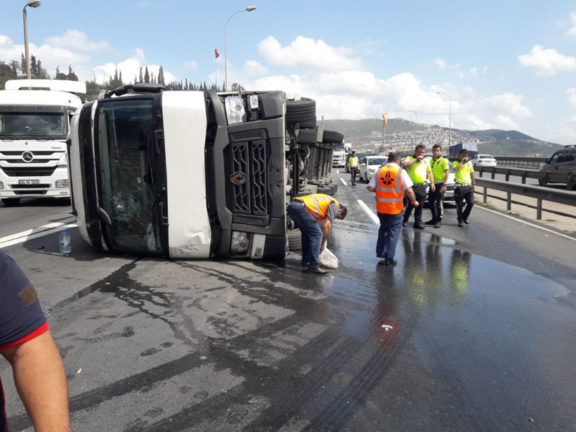 Kocaeli TEM otoyolunda TIR devrildi... Uzun araç kuyrukları oluştu - Resim: 3