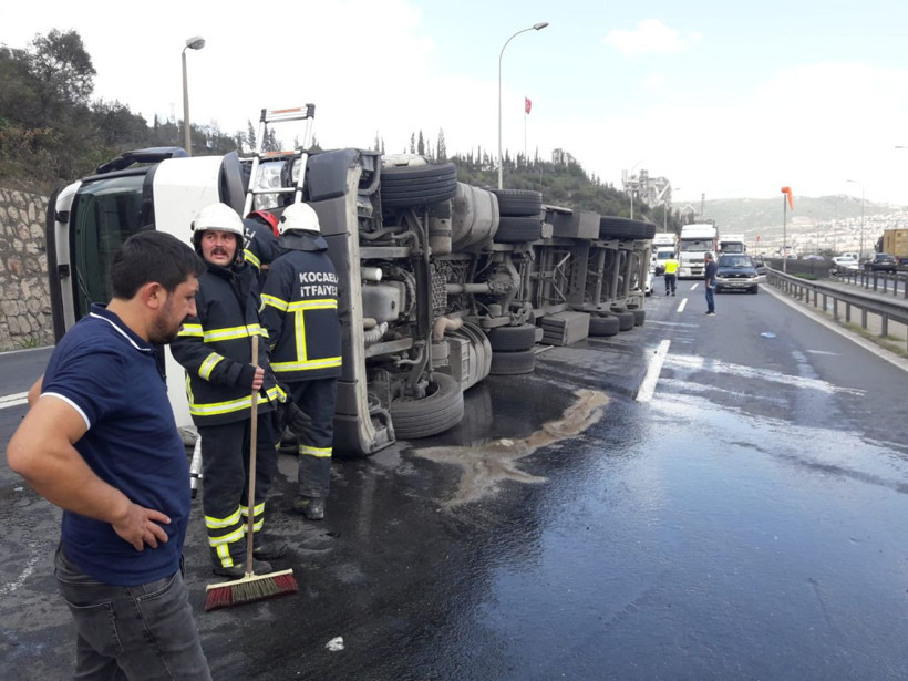 Kocaeli TEM otoyolunda TIR devrildi... Uzun araç kuyrukları oluştu - Resim: 2