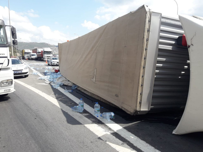 Kocaeli TEM otoyolunda TIR devrildi... Uzun araç kuyrukları oluştu - Resim: 4