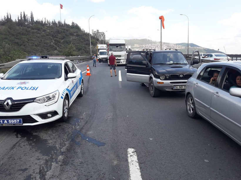 Kocaeli TEM otoyolunda TIR devrildi... Uzun araç kuyrukları oluştu - Resim: 1