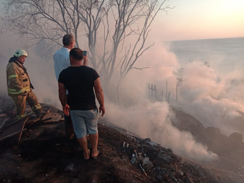 İstanbul Beylikdüzü'ndeki yangında 650 kümes hayvanı öldü - Resim: 1