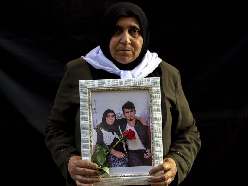 HDP önünde eylem yapan aileler böyle isyan etti! - Resim: 3