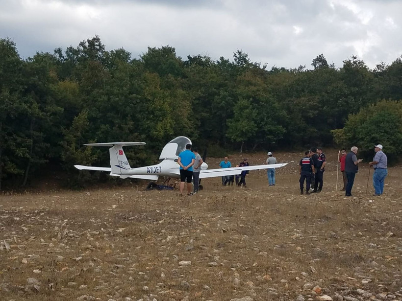 İstanbul'da motor arızası yapan eğitim uçağı boş araziye indirildi - Resim: 1