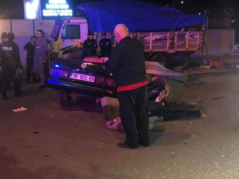 Ankara'da drift yapan sürücü polisten kaçarken kamyonete çarptı: 2 ölü - Resim: 1