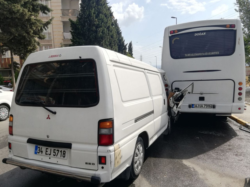 Esenyurt'ta kaza yapan midibüste sıkışan kadını itfaiye kurtardı - Resim: 2