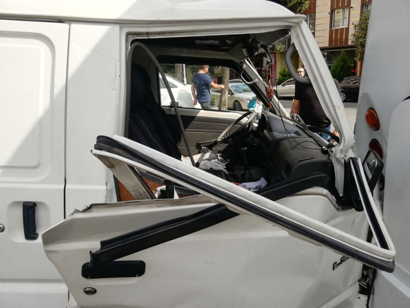 Esenyurt'ta kaza yapan midibüste sıkışan kadını itfaiye kurtardı - Resim: 1