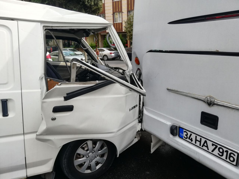 Esenyurt'ta kaza yapan midibüste sıkışan kadını itfaiye kurtardı - Resim: 3