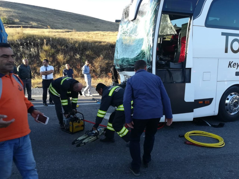 Erzurum'da korkunç trafik kazası! Tır ile otobüs çarpıştı 4'ü ağır 17 yaralı - Resim: 3