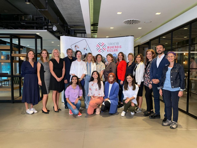 Ebru Özdemir’den senaristlere çağrı: Dizilerde kadın mühendis karakterleri de olsun - Resim: 1