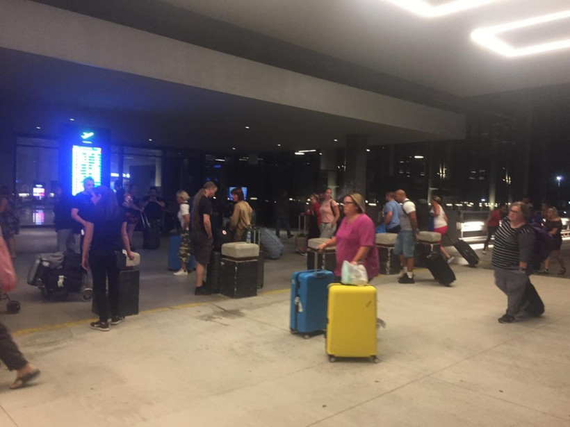 Thomas Cook mağduru İngiliz turistler gönderilen uçakla ülkelerine dönüyor - Resim: 1