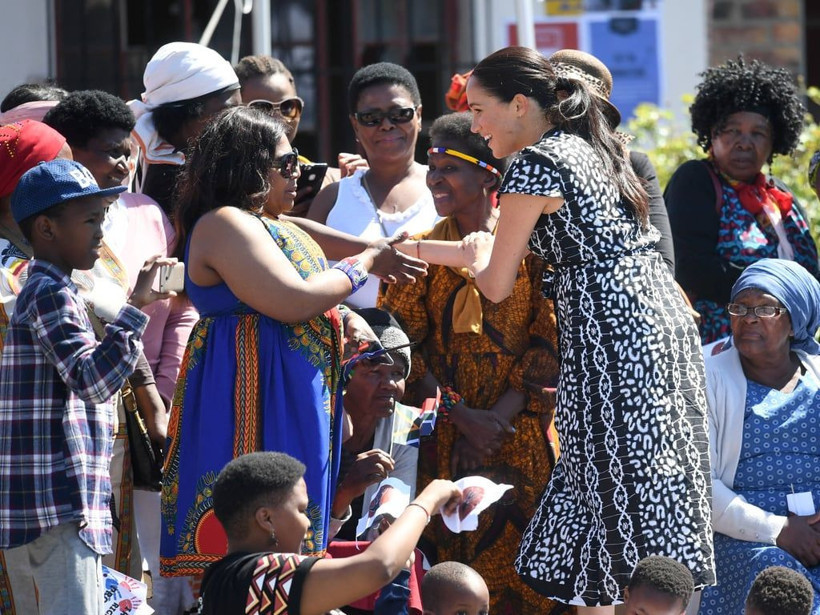 Meghan Markle ve Prens Harry Afrika'ya gitti! Markle camiye girerken başörtüsü taktı - Resim: 4