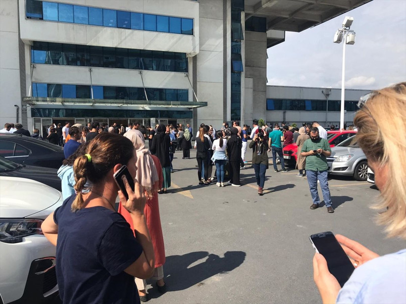 İstanbul'daki şiddetli depremden ilk görüntüler geldi! İstanbullu büyük panik yaşadı - Resim: 3