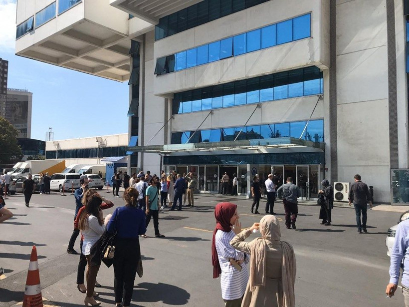 İstanbul depreminde Avcılar'da cami minaresi yıkıldı - Resim: 2