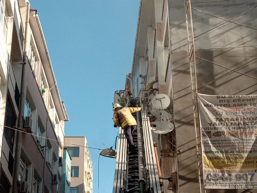 Fatih'de yangın paniği... Mahsur kalanları itfaiye kurtardı - Resim: 4
