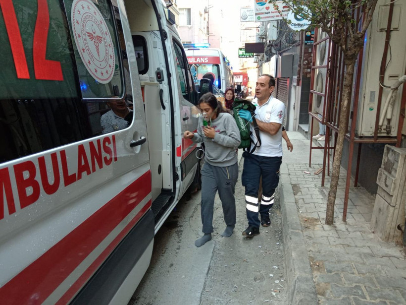 Fatih'de yangın paniği... Mahsur kalanları itfaiye kurtardı - Resim: 1