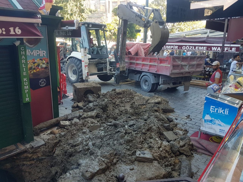 Ortaköy'de kumpircilerin olduğu yerin altından geçen kanal çöktü - Resim: 2