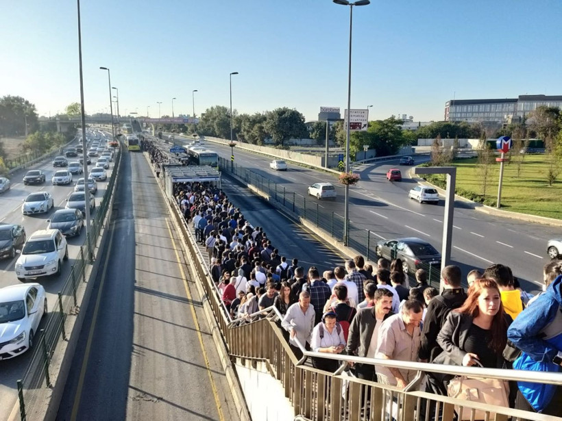 Altunizade metrobüs durağında zor anlar yaşandı - Resim: 3