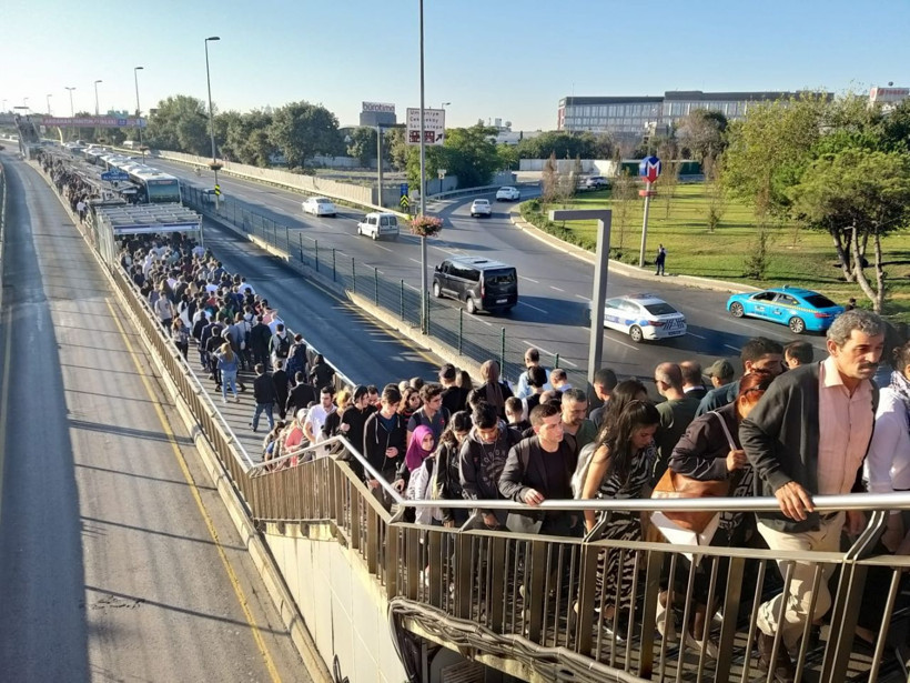 Altunizade metrobüs durağında zor anlar yaşandı - Resim: 4