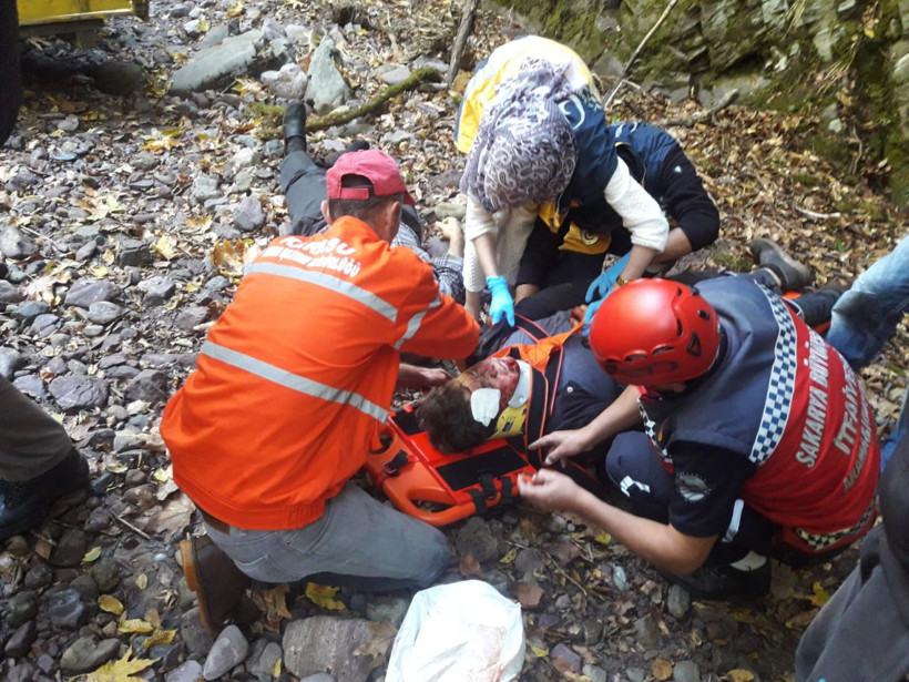 Sakarya'da kestane toplarken kayalıklardan yuvarlanan baba öldü oğlu yaralı - Resim: 1