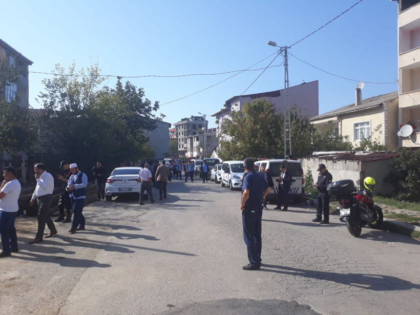 Sultanbeyli'de meydana göçükte toprak altında kalan işçi kurtarıldı - Resim: 4