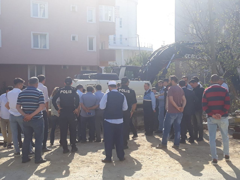 Sultanbeyli'de meydana göçükte toprak altında kalan işçi kurtarıldı - Resim: 2