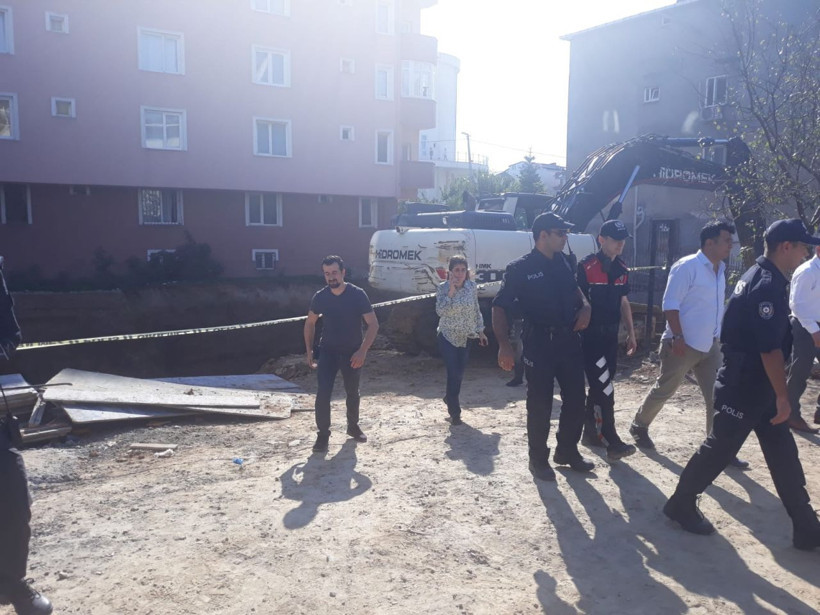 Sultanbeyli'de meydana göçükte toprak altında kalan işçi kurtarıldı - Resim: 3