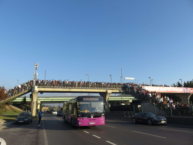 İBB'nin önlem alındığı duyurduğu Altunizade metrobüs durağında manzara değişmedi - Resim: 1