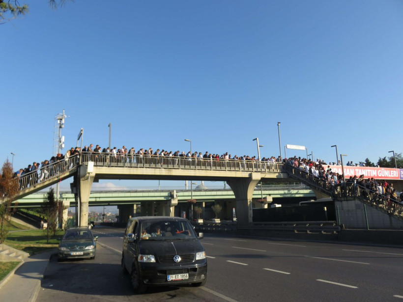 İBB'nin önlem alındığı duyurduğu Altunizade metrobüs durağında manzara değişmedi - Resim: 3