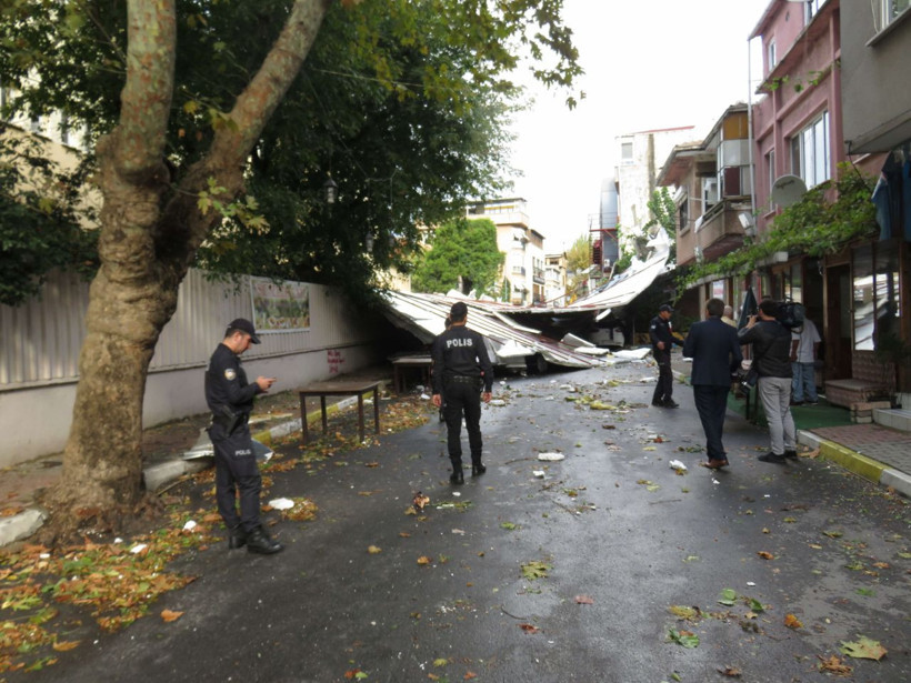 İstanbul'da kuvvetli fırtına ve sağanak etkili oldu ağaçlar devrildi yollar göle döndü - Resim: 2