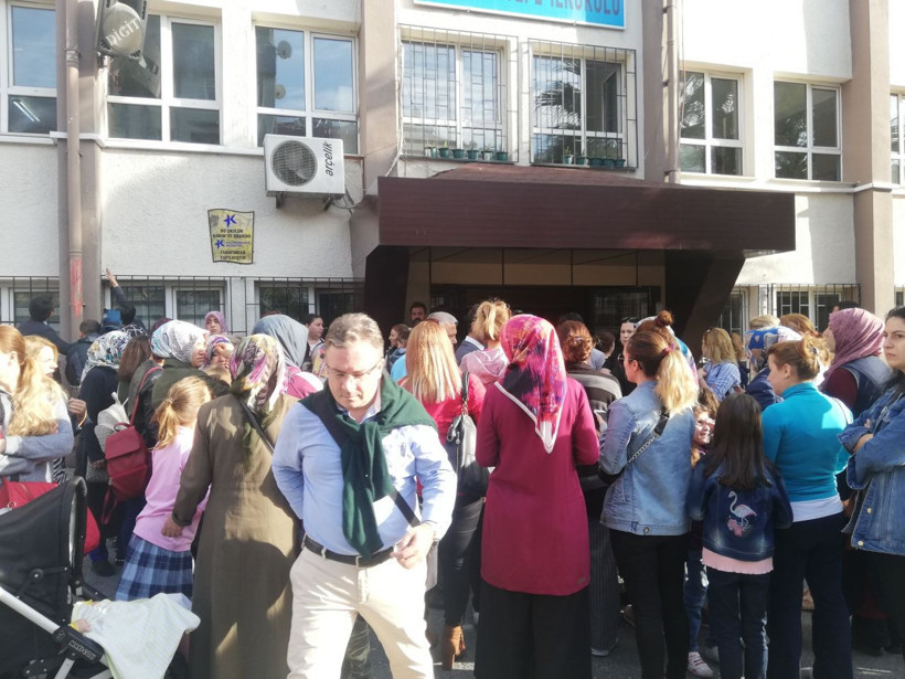 Küçükçekmece'de duvar ve kolonlarında çatlaklar oluşan okul önünde eylem - Resim: 1