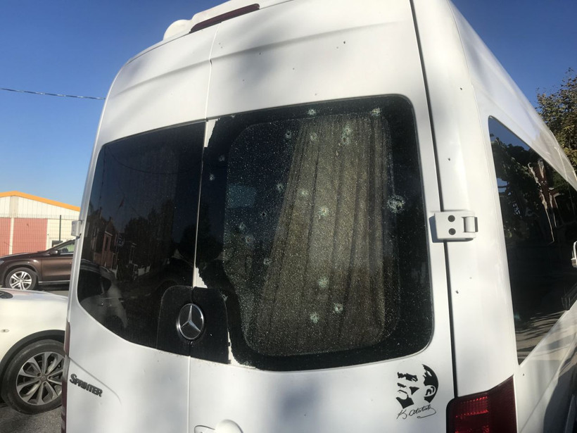 Riva'da köpeğe çarpan servis aracına kurşun yağmuru - Resim: 2