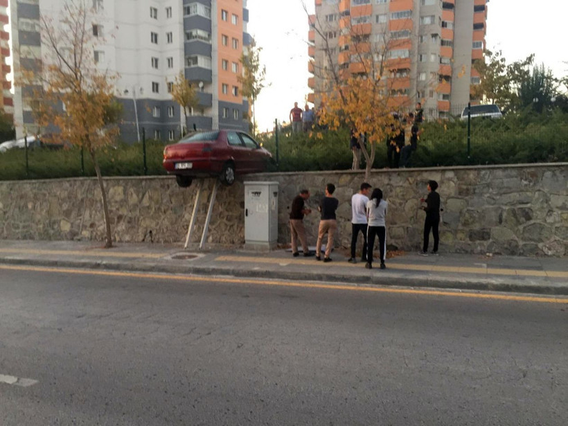 Ankara'da akılalmaz kaza Duvarda asılı kaldı - Resim: 1