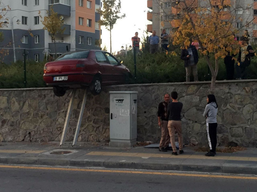 Ankara'da akılalmaz kaza Duvarda asılı kaldı - Resim: 3