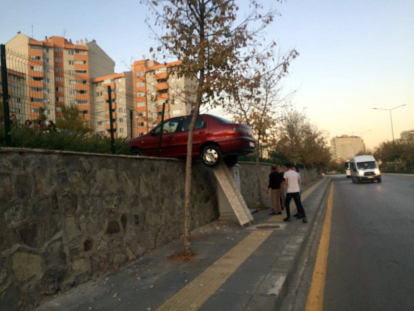 Ankara'da akılalmaz kaza Duvarda asılı kaldı - Resim: 2