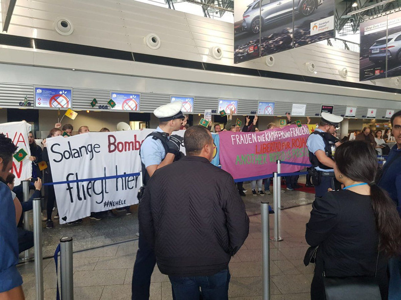 Almanya'da terör örgütü yandaşları THY gişesini işgal edip Türklere saldırdı - Resim: 1