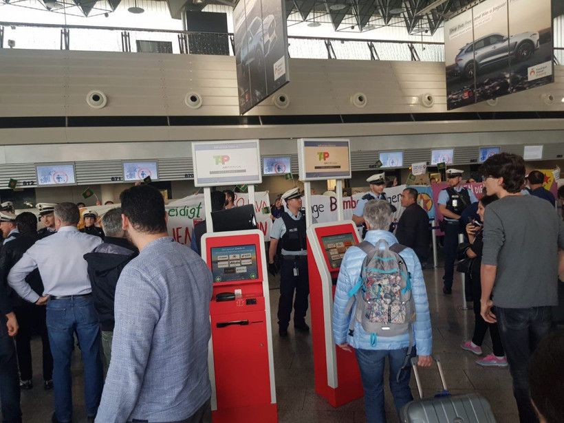 Almanya'da terör örgütü yandaşları THY gişesini işgal edip Türklere saldırdı - Resim: 2