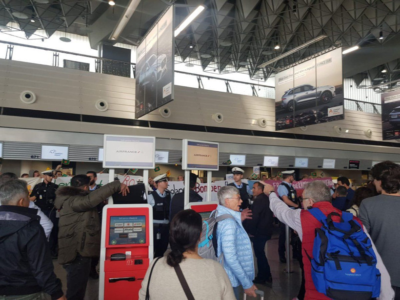 Almanya'da terör örgütü yandaşları THY gişesini işgal edip Türklere saldırdı - Resim: 4