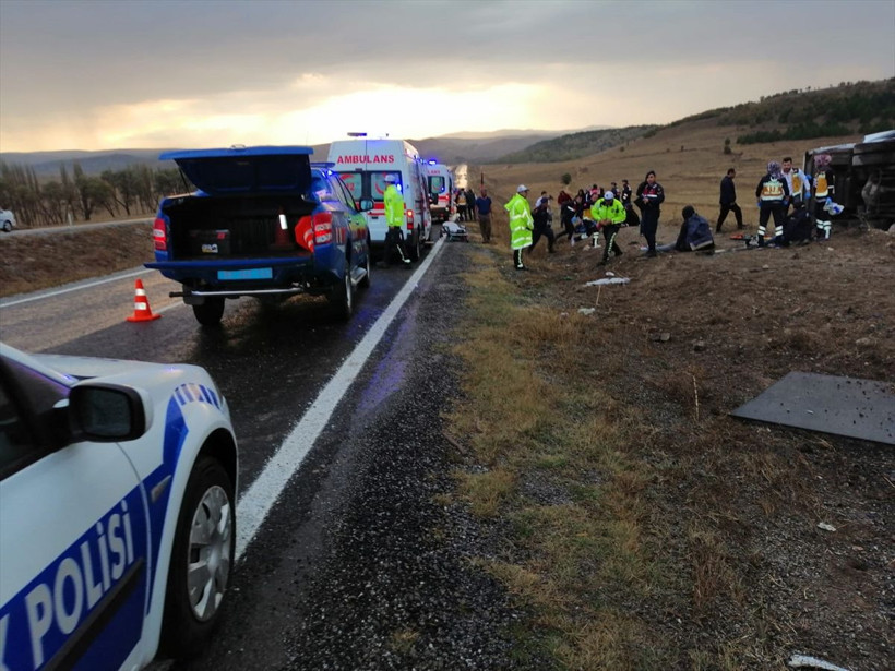 Yozgat'ta üniversite öğrencilerini taşıyan otobüs devrildi 27 yaralı - Resim: 1